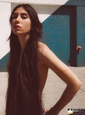 ▲貝姬將長髮當上衣，個性裸拍超吸睛。（圖／翻攝自Instagram）