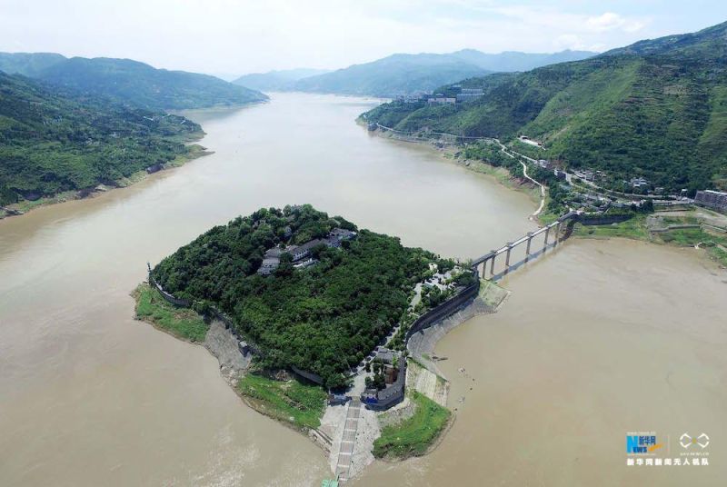 圖為背倚高峽的白帝城，四面環水，已有近兩千年的歷史。