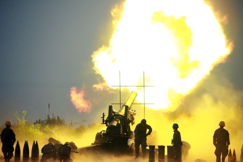 ▲金防部砲兵部隊進行火砲射擊，場面震撼。（圖／翻攝自軍聞社）