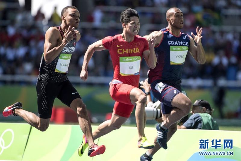 這是在2016年里約奧運會田徑男子100公尺預賽中，大陸選手蘇炳添（中）以10秒17的成績晉級半決賽（2016年8月13日攝）。