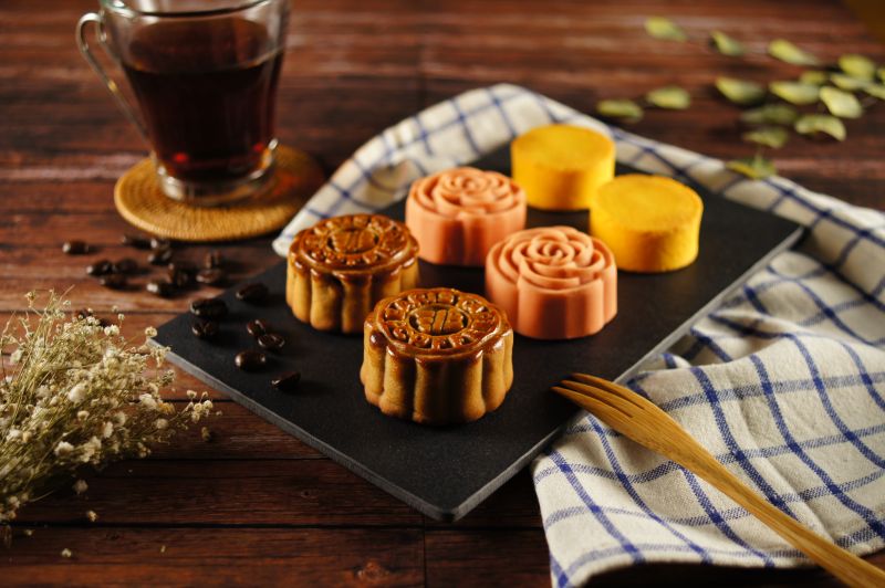 ▲掌握中秋節送禮商機，西雅圖極品咖啡推出月月相映禮盒，特別挑選高品質的耶加雪芙濾掛咖啡，搭配月餅、鳳梨酥，即日起到9月15日期間限量預購。（圖／西雅圖咖啡提供）