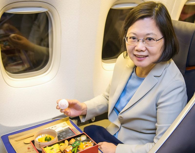 ▲美食家的總統蔡英文，在苗栗吃了一頓上千元法國餐而惹議。圖為蔡總統2015年10月9日在日本參訪行程中，於車廂內用餐。（圖／資料照片，翻攝自總統蔡英文臉書）