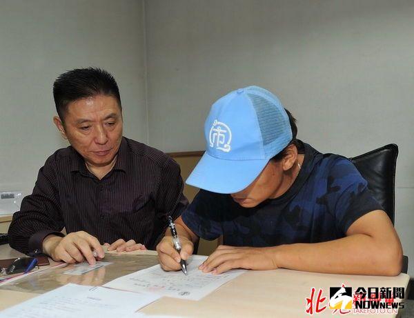 昨天（15日）上午9時許，王寶強身穿一件黑藍色花色T恤，頭戴藍色棒球帽出現在北京朝陽法院，陪同其一同前往的還有北京市藍鵬律師事務所律師張起淮等人。