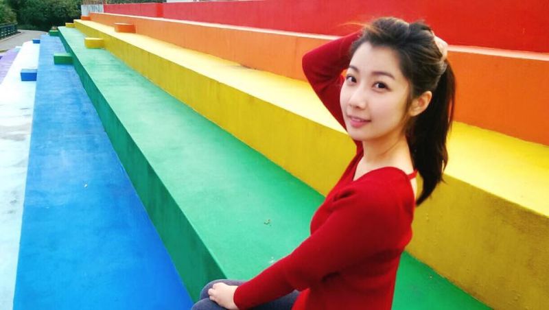 ▲周亭羽轉性當起小天使。（圖／翻攝自周亭羽粉絲專頁，2015.12.09）