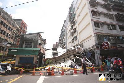 新北市三重區林男一家人29日外出用餐，整棟房子卻遭無預警拆除，返家後發現無家可歸。屋主報警逮捕吳姓現場拆屋承包商及林姓怪手司機，新北地院30日開庭後，以吳男有勾、滅證之虞，裁定羈押禁見。中央社記者吳翊寧攝  105年5月30日