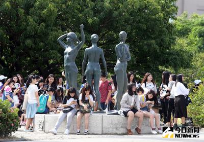 全球爆紅手機遊戲「精靈寶可夢（Pokemon Go）」6日在台灣上架，許多重要地標、知名景點都成為遊戲場景，大批民眾群聚低頭尋找寶可夢。中央社記者郭日曉攝　105年8月6日