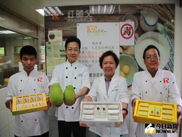 弘光科技大學「紅師父烘焙食品實習工廠」邀請教授林麗雲與學生王俊勝  共同創新研發的「柚香酥」，口味佳又營養。記者陳榮昌／攝