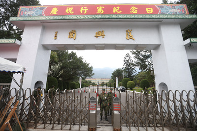 民進黨籍台北市議員吳思瑤盼國防部釋出占地接近40公頃的國防大學復興崗校區一半校地，供北投再生計畫使用。台北市長柯文哲28日前往國防大學復興崗校區門口聽取相關規劃內容的簡報。中央社記者徐肇昌攝　104年12月28日