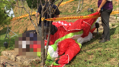 南投埔里27日發生飛行傘事故，一名男子在玩飛行傘時疑因起飛失敗，在天空旋轉幾圈後摔落地面，警消趕抵現場時，男子已傷重不治。（民眾提供）中央社記者吳哲豪傳真　105年8月27日