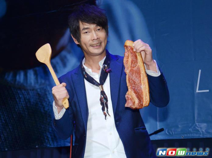 ▲黃品源新專輯《寂寞旋律》發表會上，展現廚藝，發明新菜色「老臘肉拚嫩芽」。（圖／記者林調遜攝影，2015.11.10）