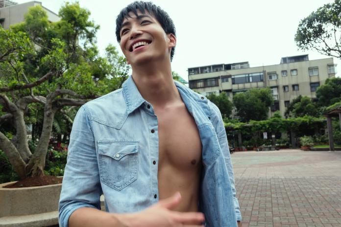 ▲吳翔震《抱你寫詩》寫真書。（圖／映象帝國，2016.08.16）