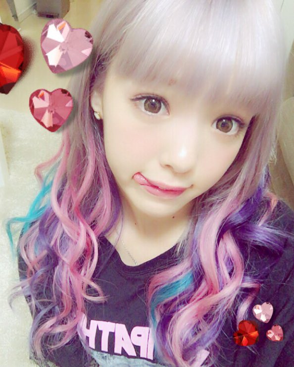 ▲藤田Nicole先前才剛換上具夏日風情的鮮豔髮色　現又染回深色髮。（圖／翻攝自藤田Nicole推特）