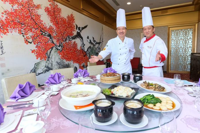 ▲國際粵菜大師林鎮國\\(左\\)於圓山大飯店限時客座，推出七道順德料理饗客，並與飯店許耀光主廚\\(右\\)切磋展廚藝。（圖／圓山大飯店提供）