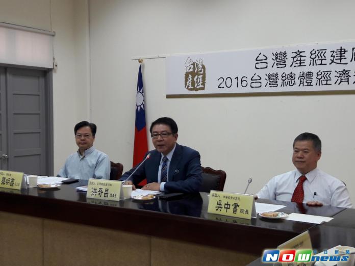 ▲中經院院長吳中書（右）出席台灣產經建研社主辦的「2016台灣總體經濟趨勢」座談會，主持人為台灣產經建研社理事長洪奇昌（中），出席者還包括國發會副主委龔明鑫（左）。（圖／記者趙曉慧攝，2016.08.09）