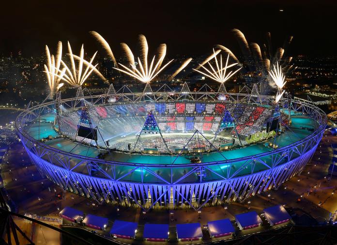 里約奧運明天開幕。圖為4年前的倫敦奧運主場館開幕儀式的美麗煙火。（圖／美聯社／達志影像）