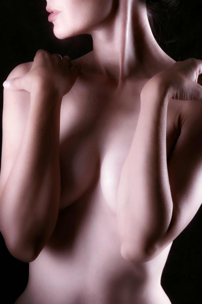 ▲別人做的是美波　我的卻變碗公奶？（圖／極緻醫美診所提供）