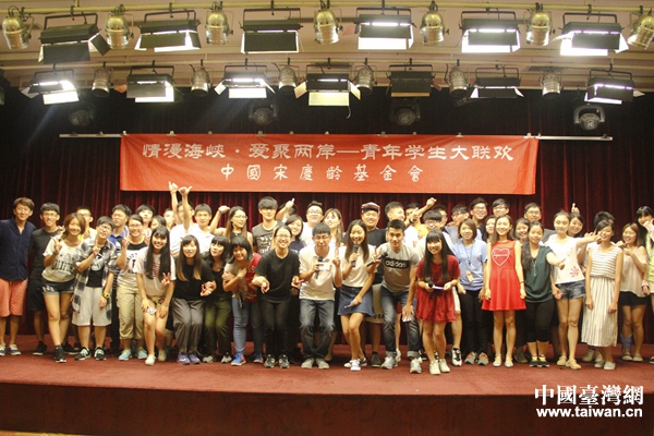 兩年青年學生合影留念。