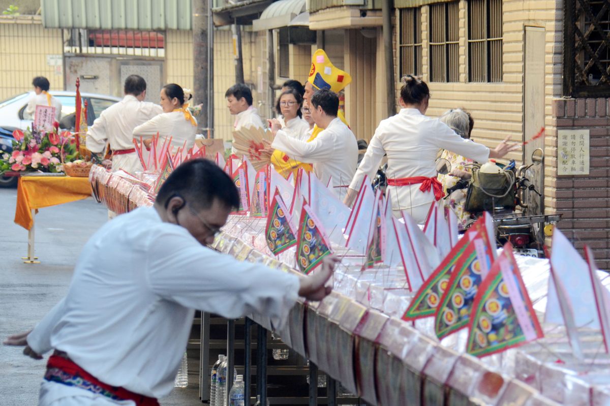▲今（2）日為一年一度的中元節，不少人都會準備供品祭拜好兄弟。 （示意圖／NOWnews資料照片）