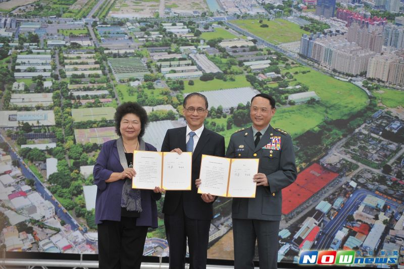 ▲行政院長林全5日在高雄市長陳菊的陪同下，參加亞洲新灣區第205廠合作開發意向書簽署典禮。（圖／行政院提供,2016.08.05）