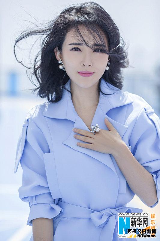 顏丹晨秋裝寫真賀中秋。