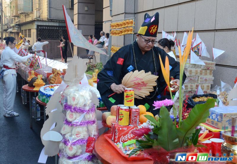 ▲中元普渡祭祀活動，濟公、三太子等神明也降駕乩身，渡化亡魂。（圖／記者林調遜攝，2016.8.14）
