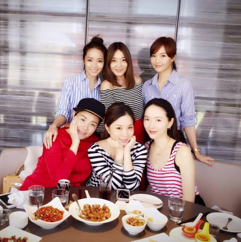 ▲侯佩岑（後排左一）與舊愛連勝文的大姨子蔡依倫（前排右一）合照，引起話題。（圖／翻攝自侯佩岑臉書，2016.08.05）