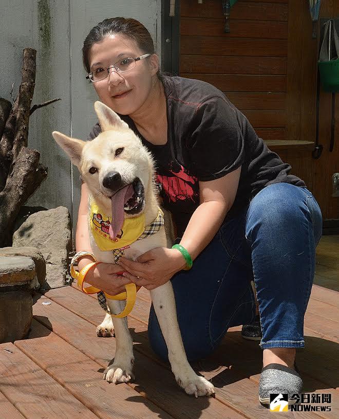 ▲台灣動物緊急救援小組志工徐玄芳故意歪著頭和受虐犬「歪歪」合影。（圖／台灣動物緊急救援小組提供）