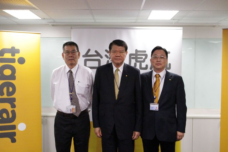 ▲台灣虎航董事長佈達典禮。圖為華航董事長何煖軒(中)、 華航總經理謝世謙(左)、台灣虎航董事長張鴻鐘(右)。（圖／台灣虎航提供）