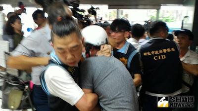 蘆洲警局偵破勒殺女友案，當押解嫌疑人時遇被害人家屬暴打，只見馬尾刑警許書毓（前左）迅速格擋並把人架走，保護及逮人時動作幾乎一樣俐落吸睛。（民眾提供）中央社記者王鴻國傳真　105年8月17日