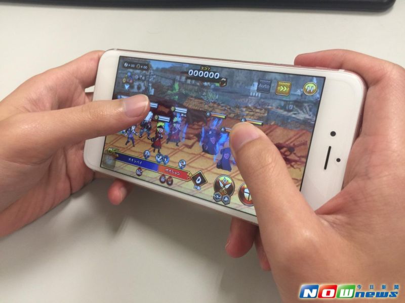 ▲手機尺寸越做越大、越重，加上長時間緊扣滑手機、玩遊戲，門診觀察，年輕人罹患板機指激增。（圖／記者陳鈞凱攝,2016.6.16）