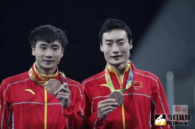 秦凱（右）/曹緣在領獎台上展示銅牌。
