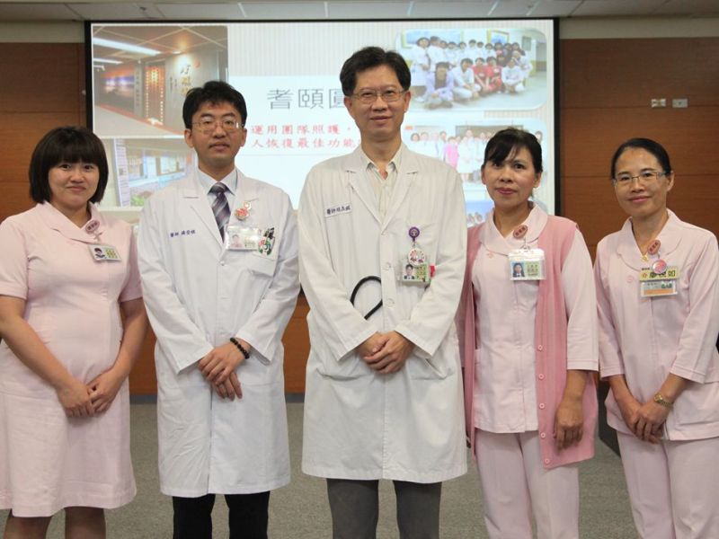 ▲左起：胡芳文專員、楊登棋醫師、張家銘主任、古秋雲督導長、廖悅如護理長。