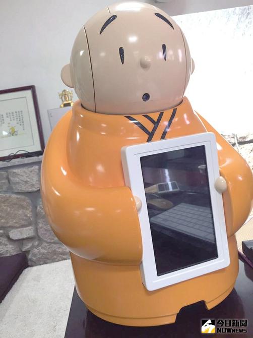 龍泉寺推出一個名為『賢二』的機器人。