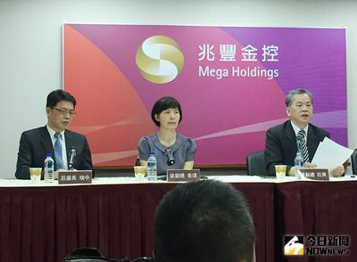 兆豐金控旗下兆豐銀行紐約分行涉及洗錢案愈燒愈旺，副總經理陳松興（右2）說，因為一開始拿到的金檢報告沒有提到會被處罰，所以看到被罰金額時「很吃驚」。中央社記者田裕斌攝　105年8月23日