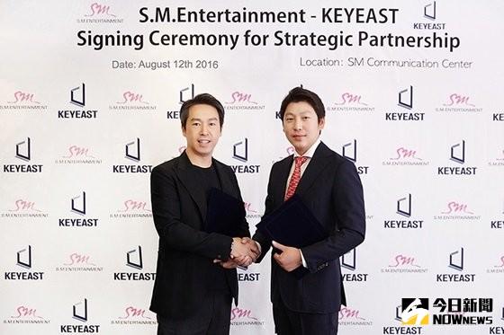▲KEYEAST執行長裴聖雄（左）和SM娛樂代表理事金英敏（右）簽訂合作協議。（圖／翻攝自SM娛樂官網）