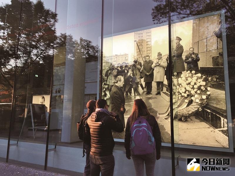 ▲離布蘭登堡門不遠的「Willy Brandt 紀念館」櫥窗裡，展示著前西德前總Willy Brandt於1970年12月7日在華沙猶太區的陣亡將士紀念碑前，代表德國向波蘭下跪致歉的巨幅照片。（圖／花亦芬攝,圓神出版事業機構提供）