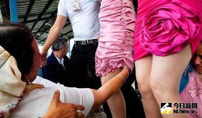 ▲新娘市集挑處女，都讓人摸這驗貨。（圖／翻攝自《每日郵報》）