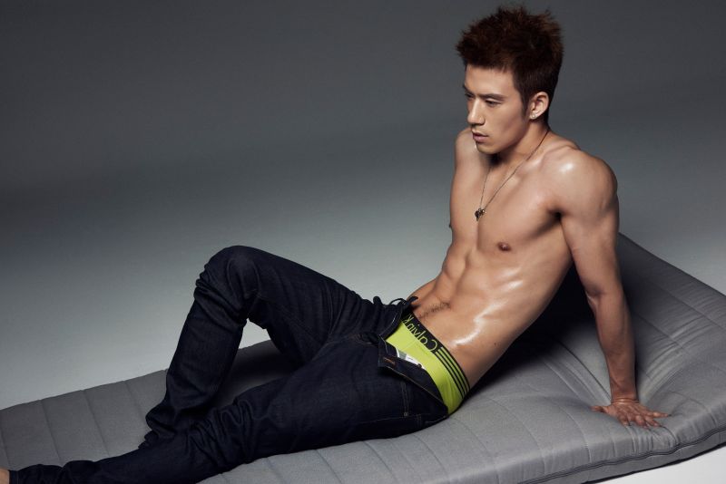 ▲JR紀言愷拍攝新雜誌封面照，大露精實壯肌。（圖／天晴音樂，2016.08.09）