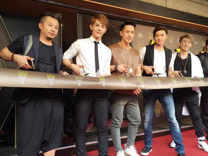 ▲汪東城（左2起）、吳尊、辰亦儒為合作的第3間髮廊剪綵。（圖／翻攝自辰亦儒臉書，2016.08.01）