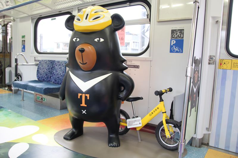 ▲喔熊OhBear微笑觀光列車於8月31日起投入嘉義到潮州間營運，未來每天都可在南台灣的鐵道上見到喔熊的身影。（圖／台鐵局提供）