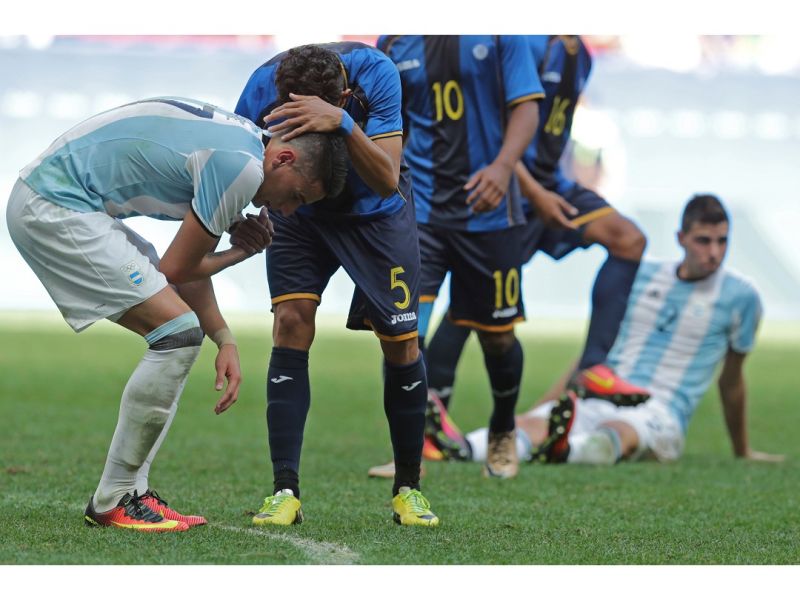 南美足球強權阿根廷提前在小組賽止步，球員完賽時不禁悲從中來，宏都拉斯球員紛紛上前安慰。（圖／美聯社／達志影像）