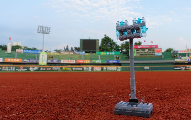 ▲獅隊送燈柱積木。（圖／統一獅隊提供）