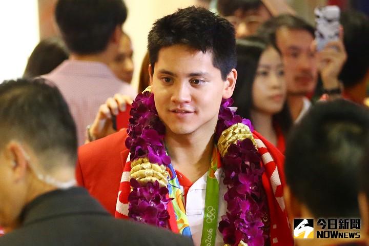 ▲游泳金牌名將Joseph Schooling回到新加坡，受到英雄式的歡迎。（圖／美聯社／達志影像）