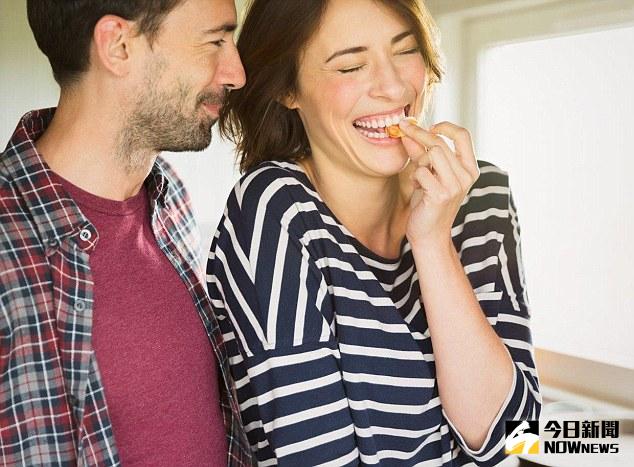 ▲英國調查發現，情侶平均每年胖1.8公斤。（圖／翻攝自dailymail）