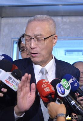 前副總統吳敦義（中）7日出席「社團法人慈光愛心會」舉辦第19屆「大愛獎」身心障礙者傑出尊長表揚頒獎典禮，對於參選國民黨主席的問題仍不願正面回應。中央社記者孫仲達攝  105年8月7日