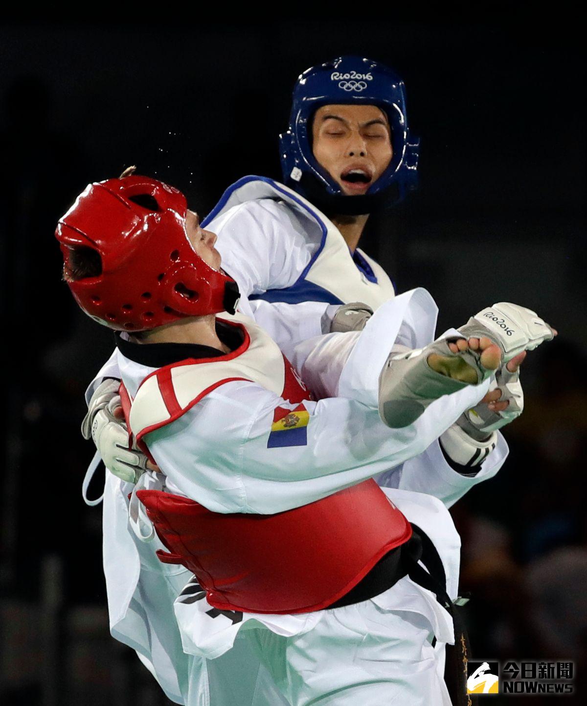 ▲跆拳道奧運培訓隊隊長、國內第一長人劉威廷（藍衣）首。（圖／美聯社／達志影像）