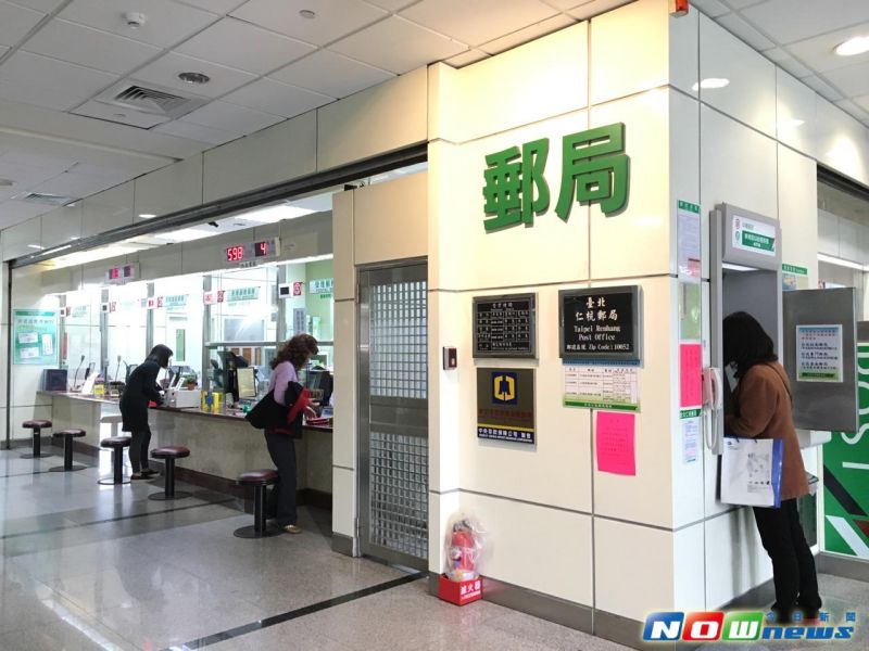▲中華郵政自7月1日起，全國1,278個郵局窗口開始營業時間調整為上午8時30分，以充裕午間值班人力，縮短民眾等候時間並提升服務效能。（資料圖／記者王苡嫣攝）
