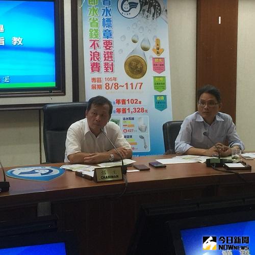 ▲經濟部水利署長王瑞德（左）表示，明年起非省水標章產品將不得在市面上販賣，若查獲廠商銷售非省水產品，將開罰4萬元以上、20萬元以下。（圖／水利署提供）