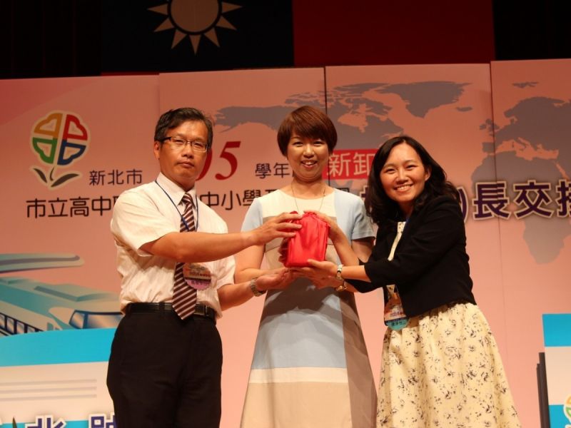 ▲教育局長龔雅雯主持校長印信交接儀式。（圖／記者黃村杉攝）
