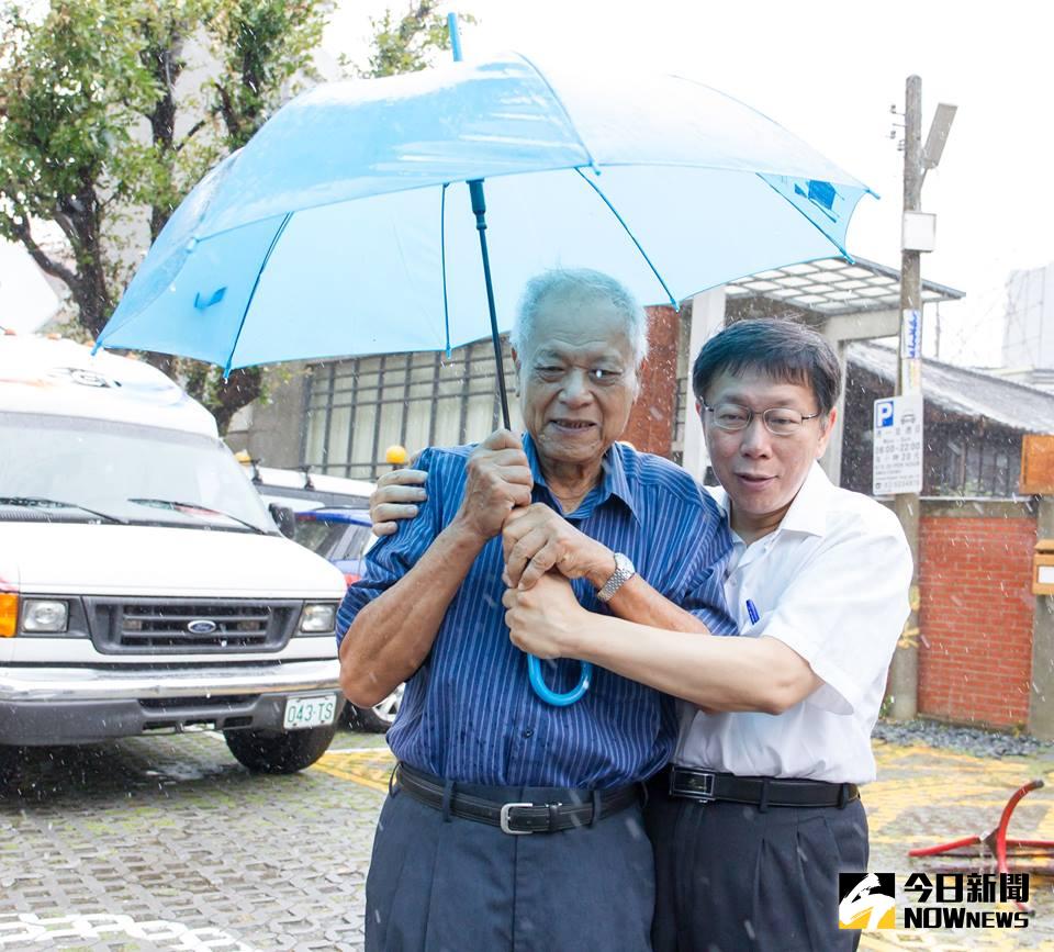 ▲民眾黨前主席柯文哲的爸爸柯承發（左）在新竹台大醫院病逝，享耆壽94歲。（圖／翻攝自柯文哲臉書）